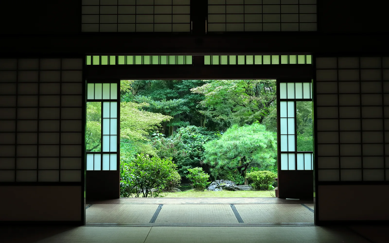 手入れされた日本家屋と庭